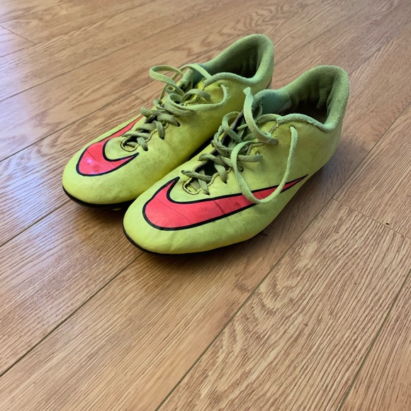 Soccer cleats - Picture 3 of 3
